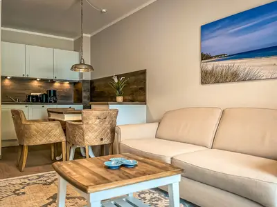 Wohnzimmer mit Blick zur Küchenzeile