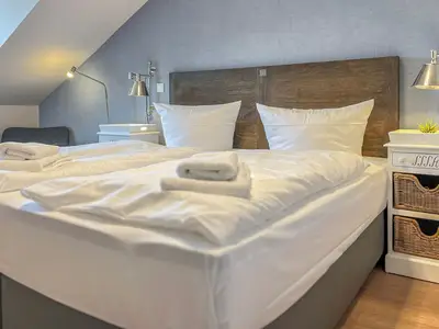 Schlafzimmer mit Doppelbett