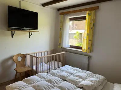 Schlafzimmer mit Babybett