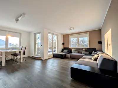 Wohnzimmer mit Blick zum Balkon