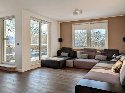 Wohnzimmer mit Zugang zum Balkon