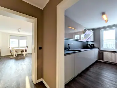 Blick zum Wohnzimmer und Küche