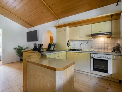 Alpine_Deluxe_Chalet_Wohnzimmer_Küche) (1)