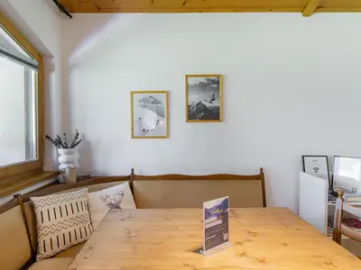 Alpine_Deluxe_Chalet_Wohnzimmer_Küche) (4)