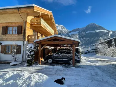 Hausansicht mit Carport-Stellplatz