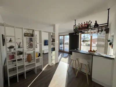 Blick auf das helle Wohn- und Esszimmer