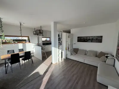 Blick auf den Essbereich und die Küche