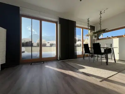 Blick von der Couch auf die Terasse und das Bergpanorama