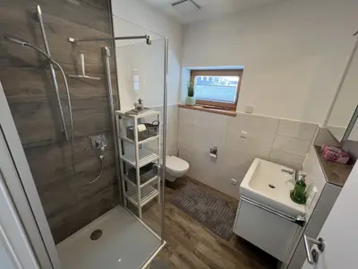 Das schöne, moderne Badezimmer