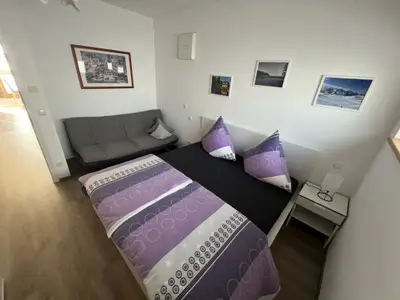 Schlafzimmer mit Doppelbett und Schlafcouch
