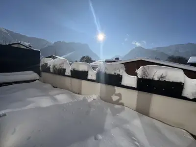 Sonnige Südterasse mit Bergblick