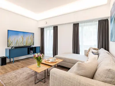 Wohn/Essbereich: Sofa, Sitzbereich, Essbereich, TV, Zugang zur Terrasse