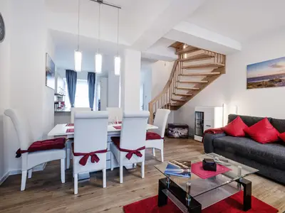 Wohn- /Essbereich: Couch, Schlafsofa, TV , Essbereich, Zugang zur Terrasse