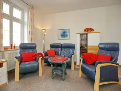 Wohnzimmer mit Sofa und zwei Sesseln