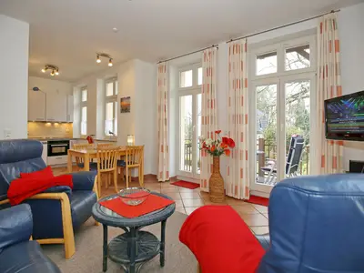 Wohnzimmer mit Zugang zum Balkon