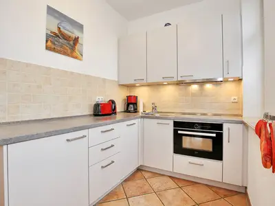 Küchenzeile mit Backofen und Spülmaschine