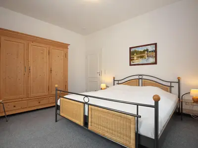 erstes Schlafzimmer mit Doppelbett