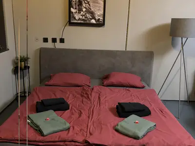 Schlafzimmer mit Doppelbett