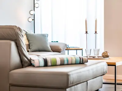 Wohnzimmer: Sofa, TV, Zugang zu den 2 Terrassen