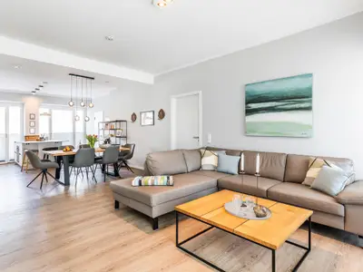 Wohnzimmer: Sofa, TV, Zugang zu den 2 Terrassen