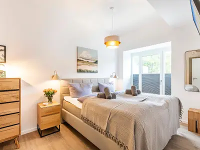 Schlafzimmer 2: Doppelbett (160x200), TV, Kleideschrank