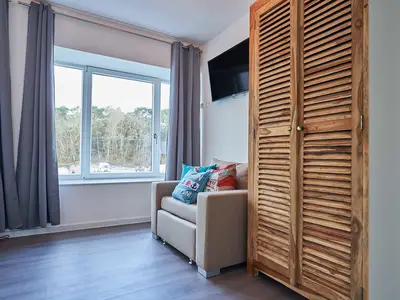 Schlafzimmer 1: Doppelbett (180x200), Schlafsessel, TV, Zugang zum Balkon