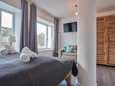 Schlafzimmer 2: Doppelbett (180x200), Schlafsessel, TV