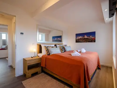 Schlafzimmer 1: Doppelbett (180x200), TV, Zugang zum Balkon