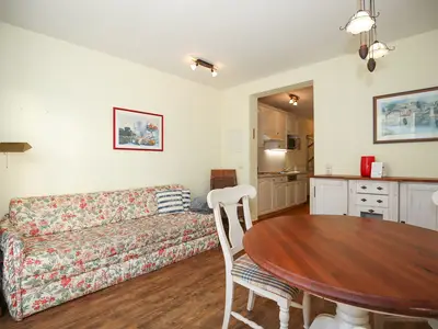 Wohnzimmer mit Sofa und Esstisch