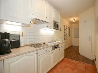 Küche mit Geschirrspüler und Herd