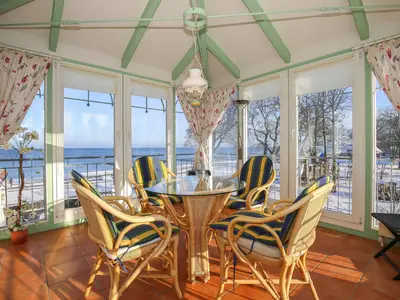 Glasveranda mit Meerblick