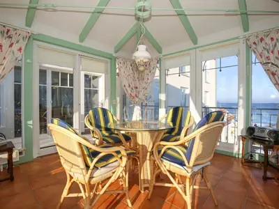 Glasveranda mit Sitzgruppe