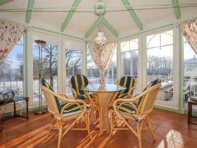 Glasveranda mit Blick zum Park