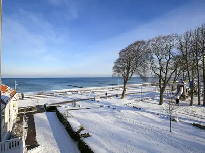 Glasveranda mit Meerblick