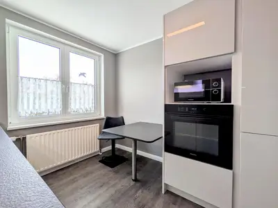 Küche mit Backofen und Mikrowelle