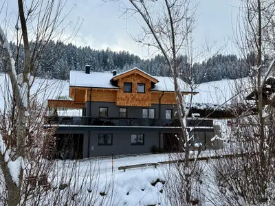 Außenansicht vom Haus im Winter
