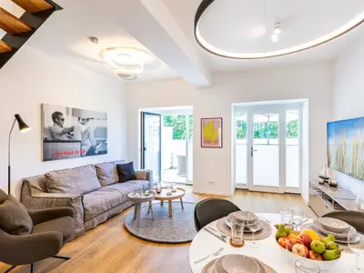 Wohn/Essbereich: Sofa, Sitzbereich, Essbereich, TV-Flachbild, Zugang zur Terrasse