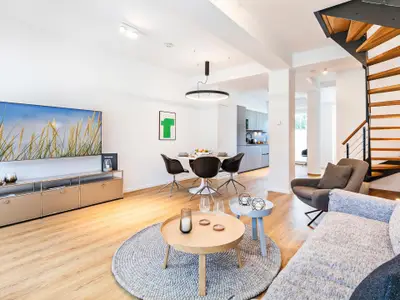 Wohn/Essbereich: Sofa, Sitzbereich, Essbereich, TV-Flachbild, Zugang zur Terrasse