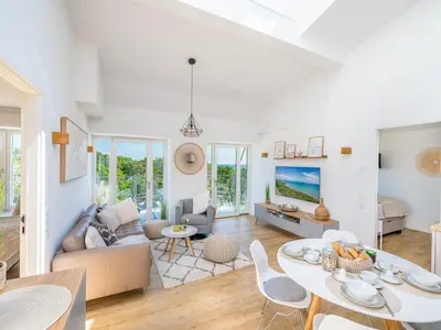 Wohnzimmer: Sofa, Smart-TV, Zugang zum Balkon