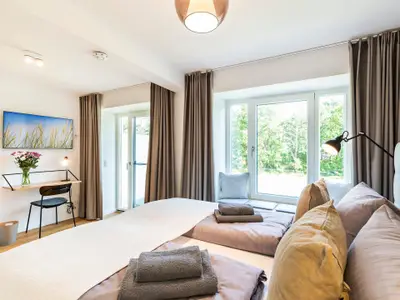 Schlafzimmer 1 (Seeseite): 1 Doppelbett (180x200), TV-Flachbild, Zugang zum Balkon