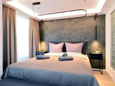 Schlafzimmer 1: Doppelbett (180x200), TV, Zugang zum Balkon