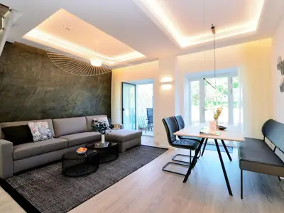 Wohn/Essbereich: Sofa, Sitzbereich, Essbereich, TV, Zugang zur Terrasse