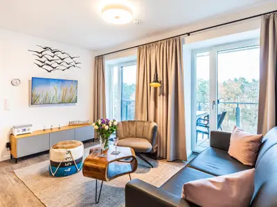 Wohn-/Essraum: Sofa, TV, Zugang zum Balkon