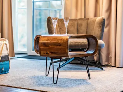 Wohn-/Essraum: Sofa, TV, Zugang zum Balkon