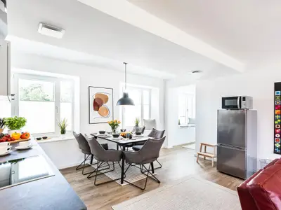 Wohnzimmer: 2 Sofa, TV, Zugang zum Balkon