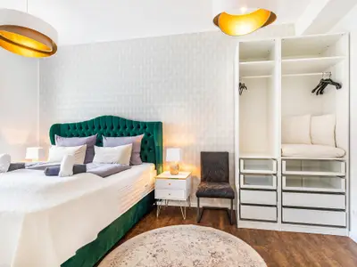 Schlafzimmer 1 (Seeseite): Doppelboxspringbett (180x200),TV, Zugang zur Terrasse