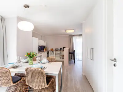 Wohn-/Essbereich: Couchtisch, 2 Sessel, Schlafcouch (150x200), Essbereich, TV