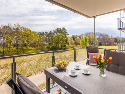 Balkon mit Sitzmöglichkeiten, Blick Richtung Meer