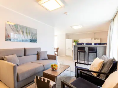 Wohn-/Essbereich: Couchtisch, 2 Sessel, Schlafcouch (150x200), Essbereich, TV