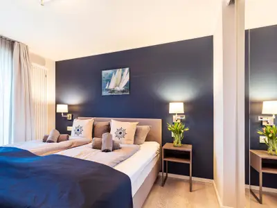 Schlafzimmer 1: Doppelbett (180x200), TV, Kleiderschrank